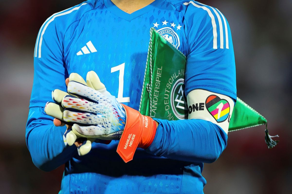 ▲國際足球總會（FIFA）禁止球隊在卡達世界盃配戴支持LGBTQ權利的彩虹臂章，引發爭議及撻伐，沒想到FIFA愈是禁止，消費者愈是捧場，如今這種彩虹臂章已銷售一空。（圖／美聯社／達志影像）