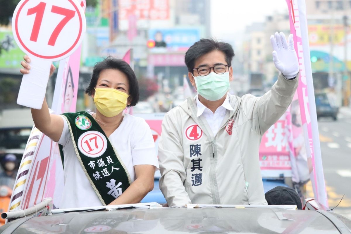 ▲高雄市長陳其邁關心民進黨提名第四選區（左營、楠梓）市議員候選人黃偵琳選情，今天上午再度陪同黃偵琳車隊掃街。(圖／記者郭凱杰翻攝)