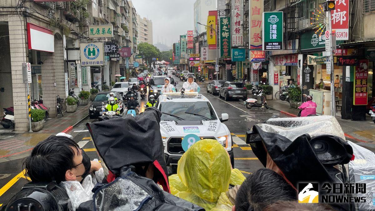 ▲身兼民眾黨主席的台北市長柯文哲，24日首度合體無黨籍台北市長候選人黃珊珊進行車隊掃街。（圖／記者丁上程攝，2022.11.24）