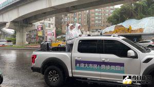 ▲身兼民眾黨主席的台北市長柯文哲，24日首度合體無黨籍台北市長候選人黃珊珊進行車隊掃街。（圖／記者丁上程攝，2022.11.24）