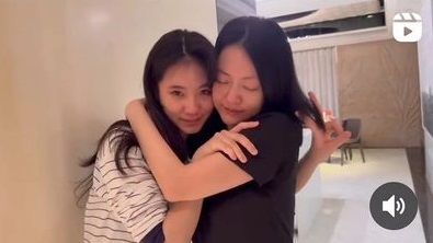 ▲小S(右)為愛女Lily慶生,激動抱著女兒落淚。(圖/翻攝自小S臉書)