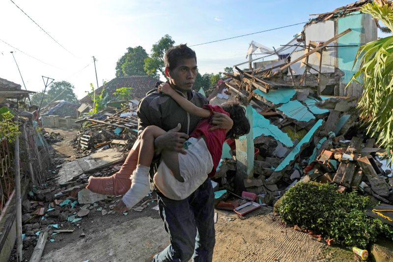 ▲印尼地震造成的死亡人數已增至271人，仍有40人下落不明，且餘震不斷，災民不知該何去何從。（圖／美聯社／達志影像）
