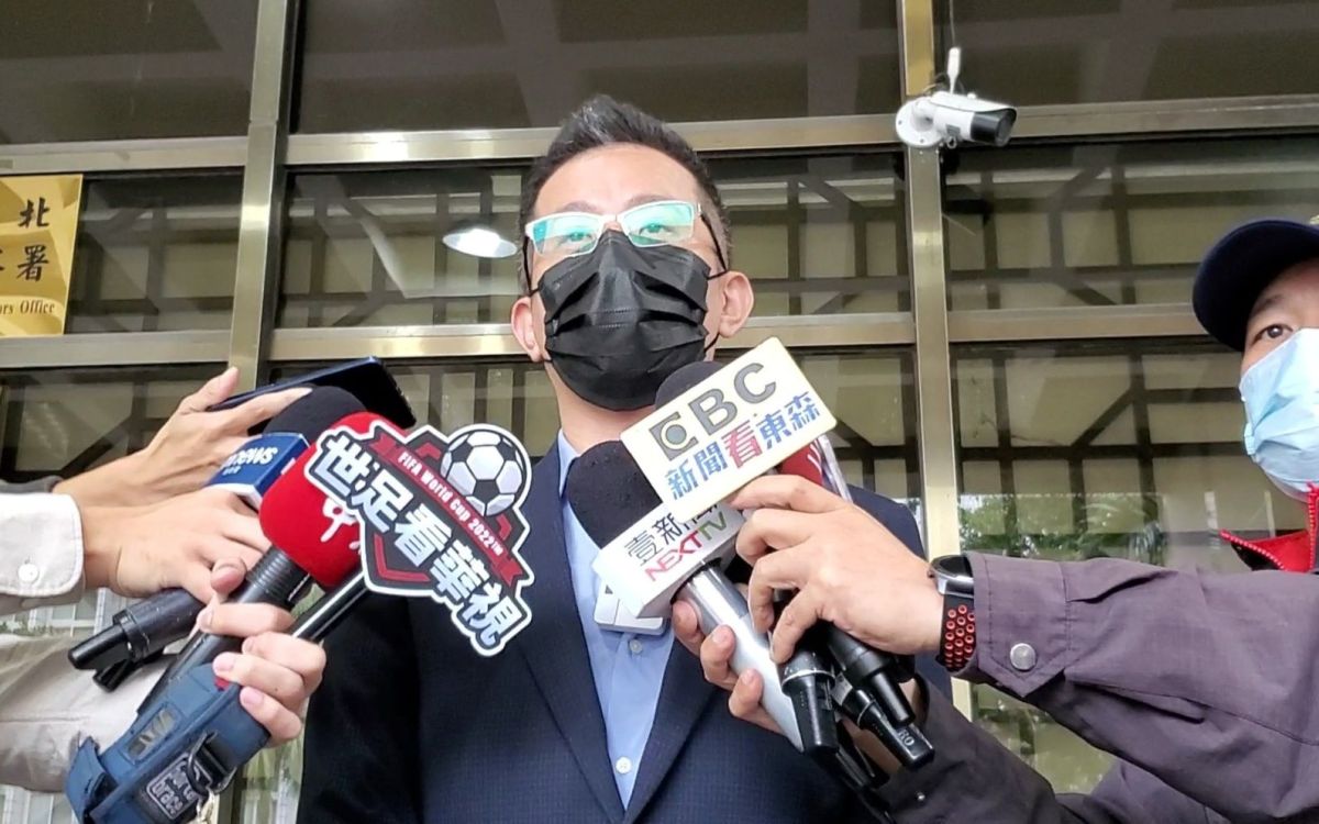 ▲前民眾黨新竹縣黨部執行長林冠年24日赴北檢遞交高虹安涉貪資料（圖／讀者提供，2022.11.24）