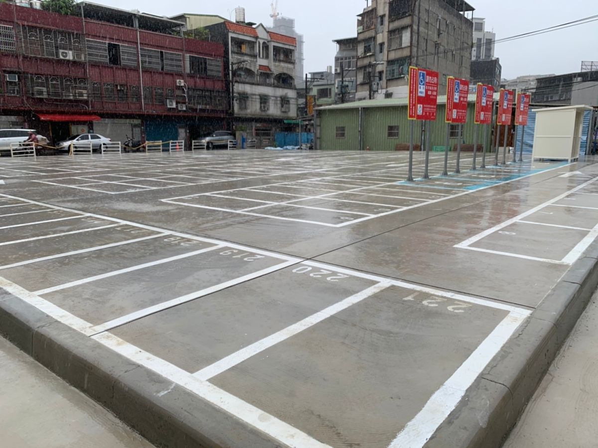 ▲新北市政府交通局人員視察員山市場機車臨時平面停車場開場進度。（圖 ／新北市政府交通局提供）