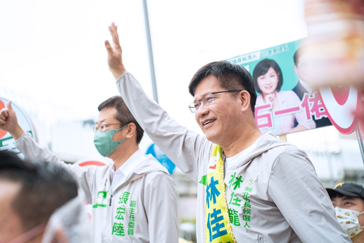 ▲林佳龍一早於板橋路口拜票，受到熱情歡迎。（圖／林佳龍辦公室提供）