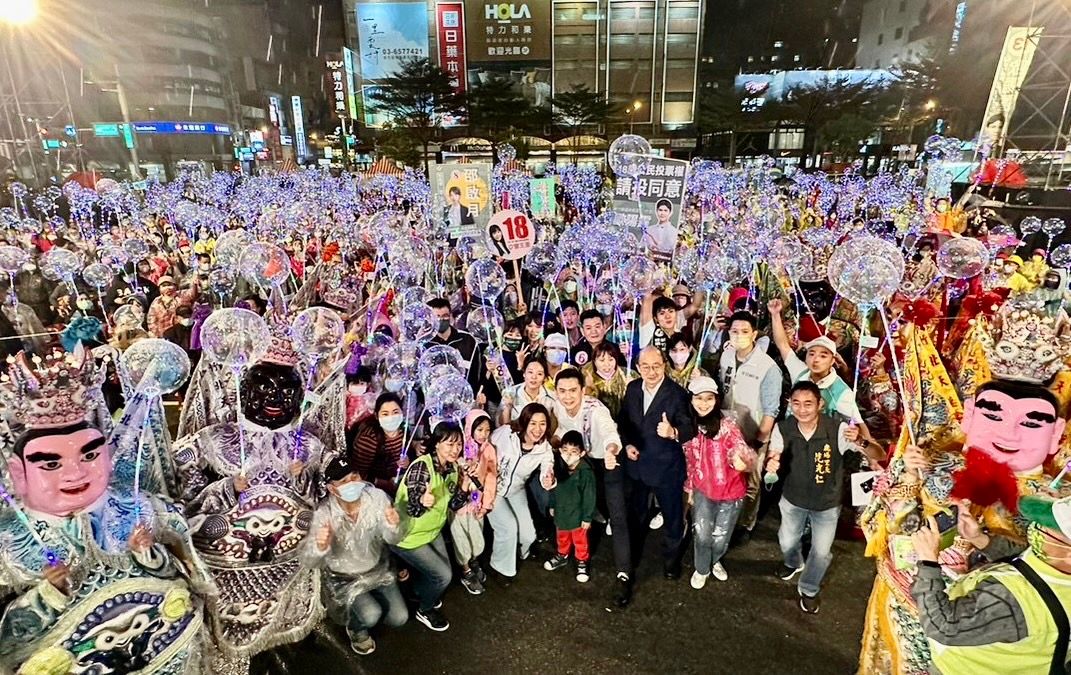 ▲竹北市長候選人鄭朝方舉辦新方向團結之夜晚會，3000支持者喊：改變竹北讓年輕的來！千顆告白氣球照亮竹北夜空。（圖/鄭朝方團隊提供）