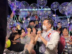 ▲竹北市長候選人鄭朝方受到支持者的熱烈歡迎。（圖/鄭朝方團隊提供）