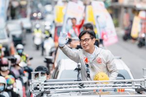 ▲陳其邁也自我調侃的說,「大家也都知道我是靈魂系歌手,風格不一樣」,也坦言自己唱歌真的是不行,「唱歌都在趕客人」,這也讓市民了解到市長其實唱歌也沒多厲害,「普普啦」。(圖/記者郭凱杰翻攝) ▲陳其邁也自我調侃的說,「大家也都知道我是靈魂系歌手,風格不一樣」,也坦言自己唱歌真的是不行,「唱歌都在趕客人」,這也讓市民了解到市長其實唱歌也沒多厲害,「普普啦」。(圖/記者郭凱杰翻攝)