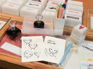 ▲全台19間門市提供體驗祭限定的「臉」樣式圖章。(圖/MUJI提供) ▲全台19間門市提供體驗祭限定的「臉」樣式圖章。(圖/MUJI提供)