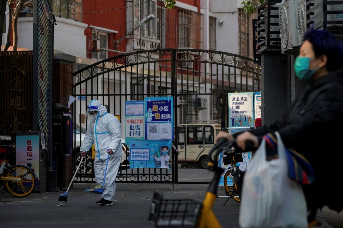 ▲中國公布優化防疫20條後疫情卻激增，單日新增本土病例突破3萬例。（圖／美聯社／達志影像）