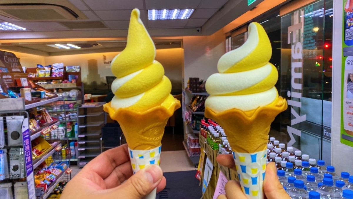 ▲全家久違的霜淇淋買一送一來了，11月26日選舉當天一日限定，玉米濃湯霜淇淋買一送一。（圖／餓童日記提供）