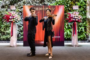 ▲藝人夫妻檔楊昇達、若綺盛裝出席歐德30音樂會，還現場示範拉起小提琴。