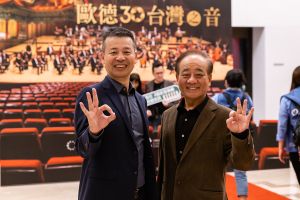▲行銷專家林志誠(右)帶著全家人一起出席音樂會，開心與歐德集團董事長陳國都(左)合影。