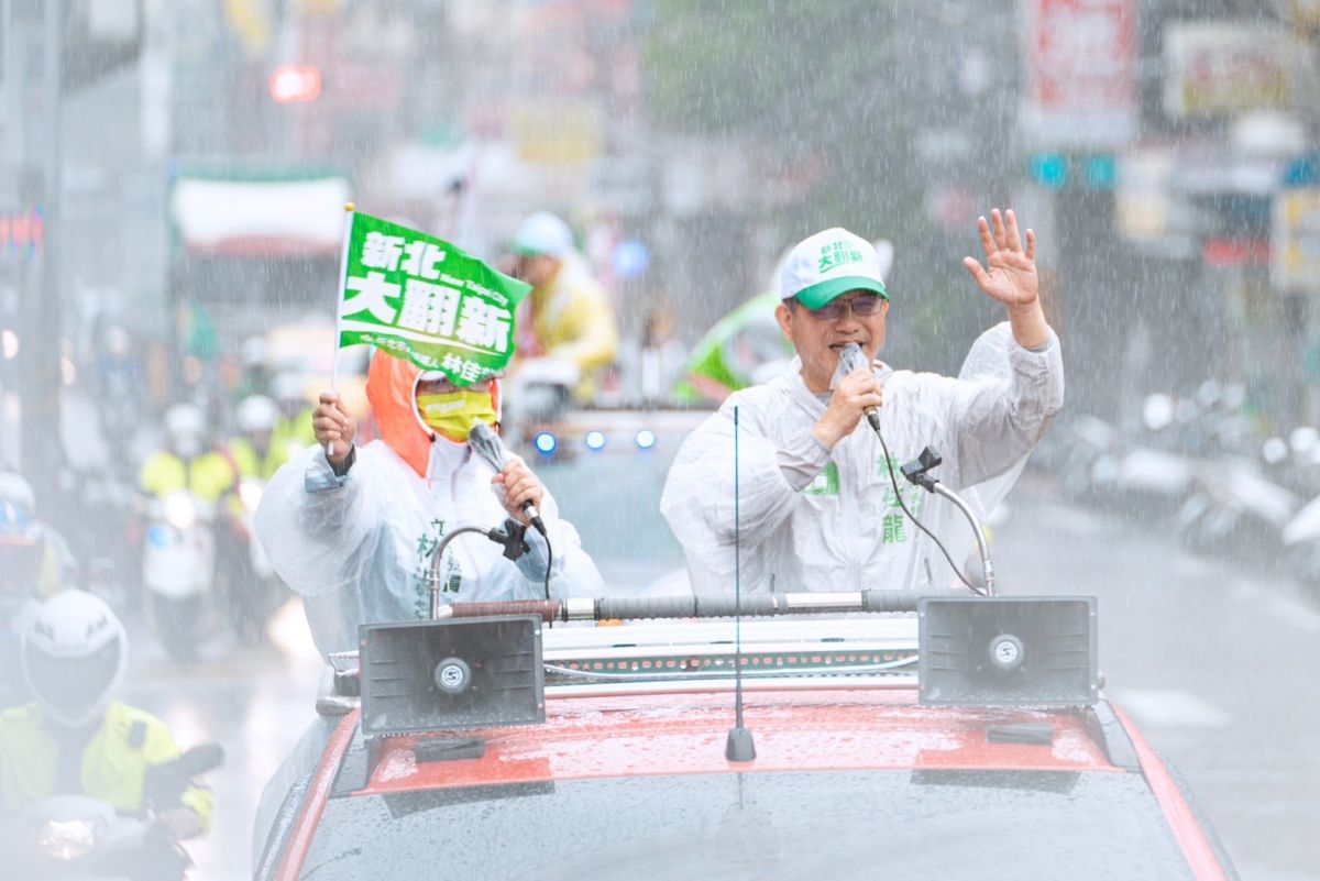 ▲林佳龍在大雨中於五股、蘆洲車掃，受到熱烈歡迎。（圖／林佳龍辦公室提供）