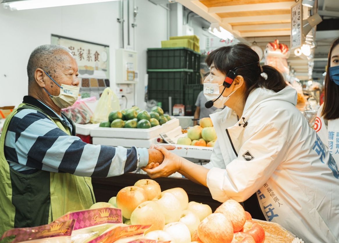 ▲蔣萬安太太今日持續幫忙蔣萬安掃市場拜票，緊握每一雙手，爭取支持。（圖／蔣萬安辦公室提供）