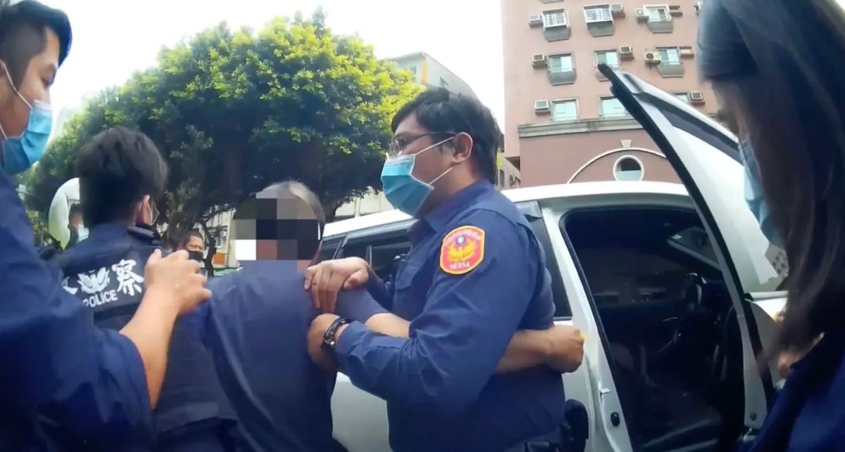 ▲高雄一位男子違停紅線，車輛被拖吊時還試圖阻撓，手撕封條，最終被員警依妨礙公務罪逮捕。（圖／翻攝自記者爆料網）