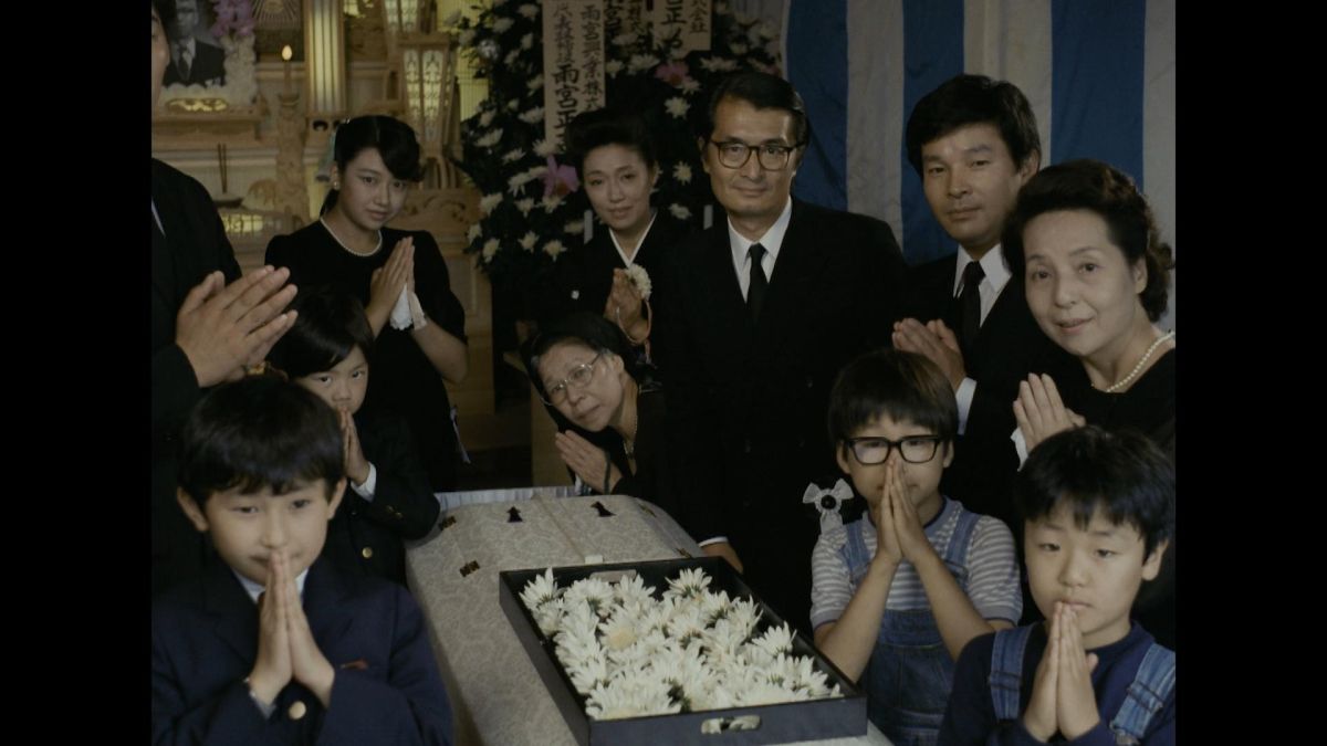 ▲《葬禮》瞻仰遺容前的大合照，其中戴眼鏡的小男孩為伊丹萬作。（圖／双喜）