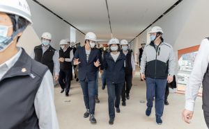 蔡英文赴基隆塔視察,大讚林右昌8年來讓基隆脫胎換骨,並肯定蔡適應居中協助,也期盼未來新市長能與中央合作,延續基隆光榮。 ▲蔡英文赴基隆塔視察,大讚林右昌8年來讓基隆脫胎換骨,並肯定蔡適應居中協助,也期盼未來新市長能與中央合作,延續基隆光榮。(圖/總統府提供)