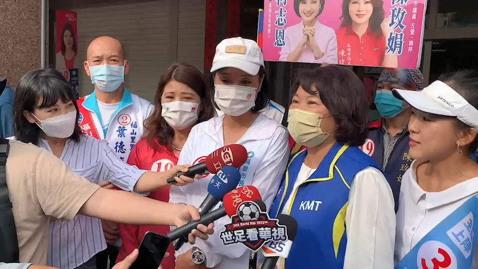 ▲嘉義市長黃敏惠（藍衣）今（24）天下午陪同國民黨高雄市長候選人柯志恩（中白帽）在左營區進行車隊掃街。（圖／翻攝畫面）