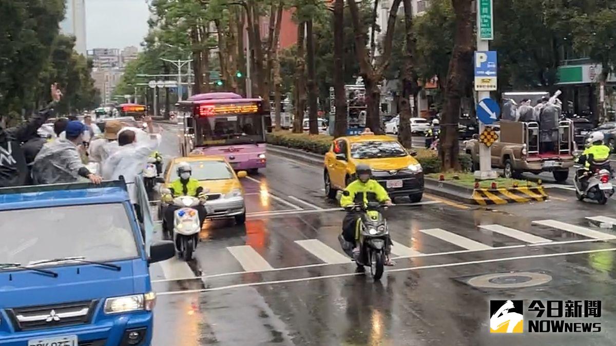 ▲無黨籍台北市長候選人黃珊珊（畫面左方車隊）24日於大安區車隊掃街時，與民進黨候選人陳時中（畫面右方車隊）車隊剛好擦肩而過。（圖／記者丁上程攝，2022.11.24）