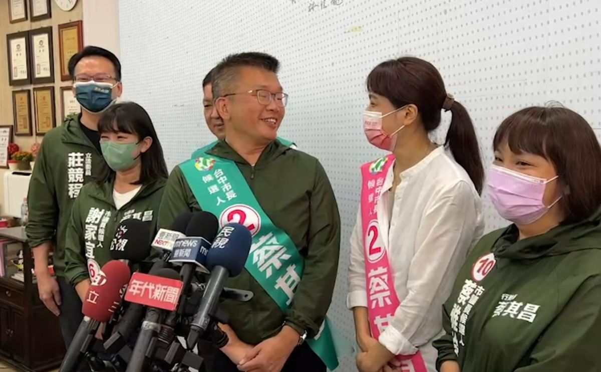 ▲被問到要不要「追加」一個寶寶？蔡其昌夫妻相視而笑。（圖／蔡其昌競總提供，2022.11.25）