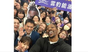 ▲霍華德（Dwight Howard）現身雲豹能源總部，參觀雲豹能源集團各個事業部門，大批員工陷入瘋狂。（圖／雲豹能源提供）