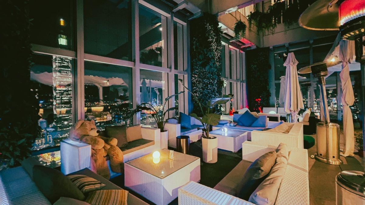 ▲四年一度的世足賽熱烈開戰，推薦MiraWan Eatery、SEA TO SKY Bar、Rooftop XOXO，3家高空酒吧飆世足賽！除了啤酒無限暢飲、世足限定餐飲85折優惠，還可爽看城市夜景有夠Chill。（圖／翻攝自SEA TO SKY Bar FB）