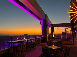 ▲台中Moxy酒店頂樓露天酒吧Rooftop XOXO，能一覽無遺眺望楓紅夕陽及星月夜空的浪漫美景。（圖／MOXY提供）