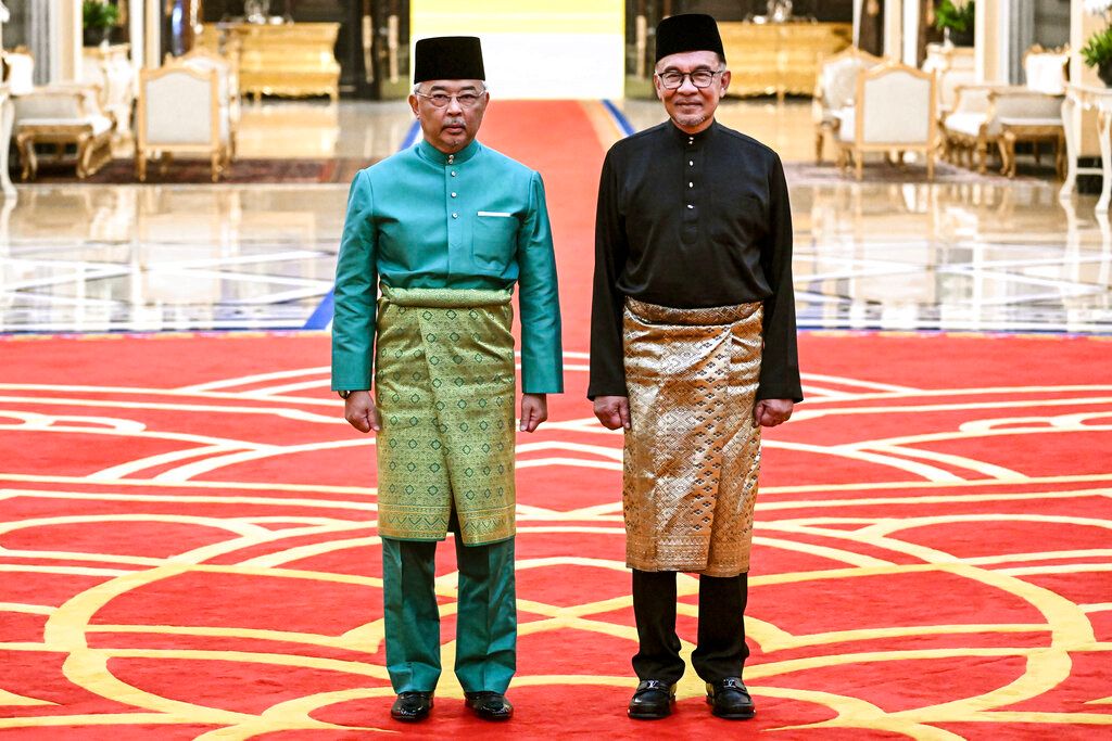 ▲安華（Anwar Ibrahim）宣誓就任馬來西亞第十任首相。（圖／美聯社／達志影像）