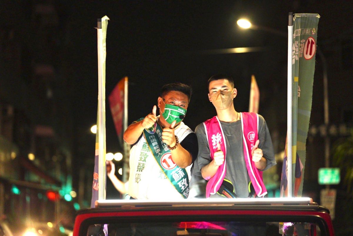 ▲陳其邁的兒子陳政通（右）在今（24）晚獻出首次輔選行程，陪同民進黨的鳳山議員候選人蘇致榮車隊掃街。（圖／蘇致榮競選總部提供）