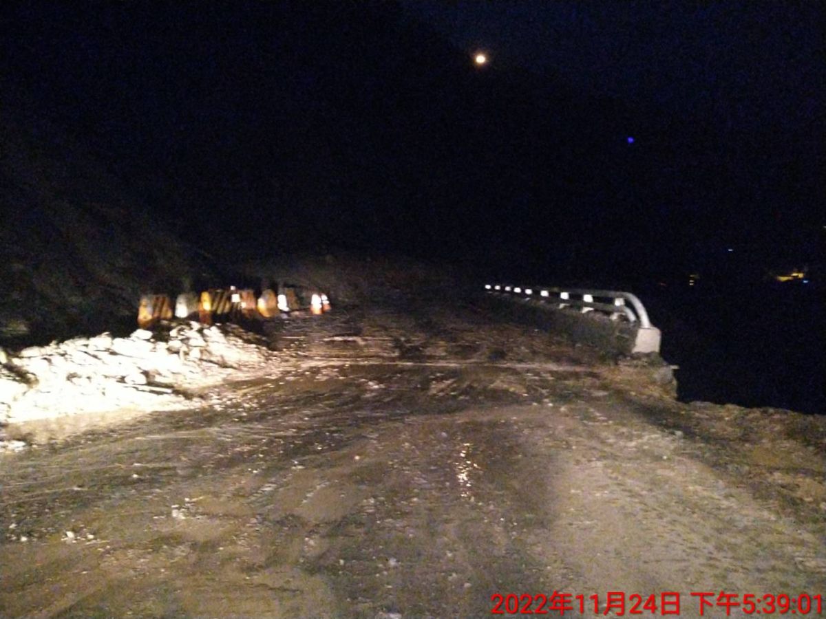 ▲中橫公路台8線77公里處靈甫橋路段，每逢下雨就會坍方，夜間封閉禁止通行。（圖／谷關工務段提供）