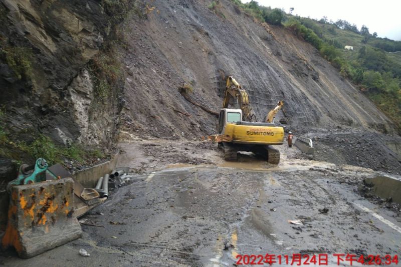 ▲中橫公路台8線77公里處靈甫橋路段，每逢下雨就會坍方，夜間封閉禁止通行。（圖／谷關工務段提供）