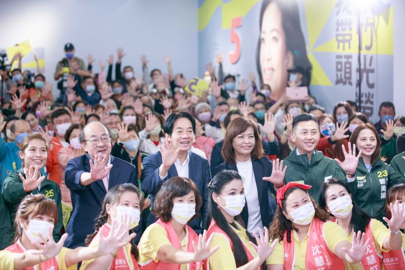 ▲賴清德今日赴新竹替沈慧虹站台,現場也親自打電話給新竹市民催票,期盼延續新竹光榮。(圖/沈慧虹辦公室提供)