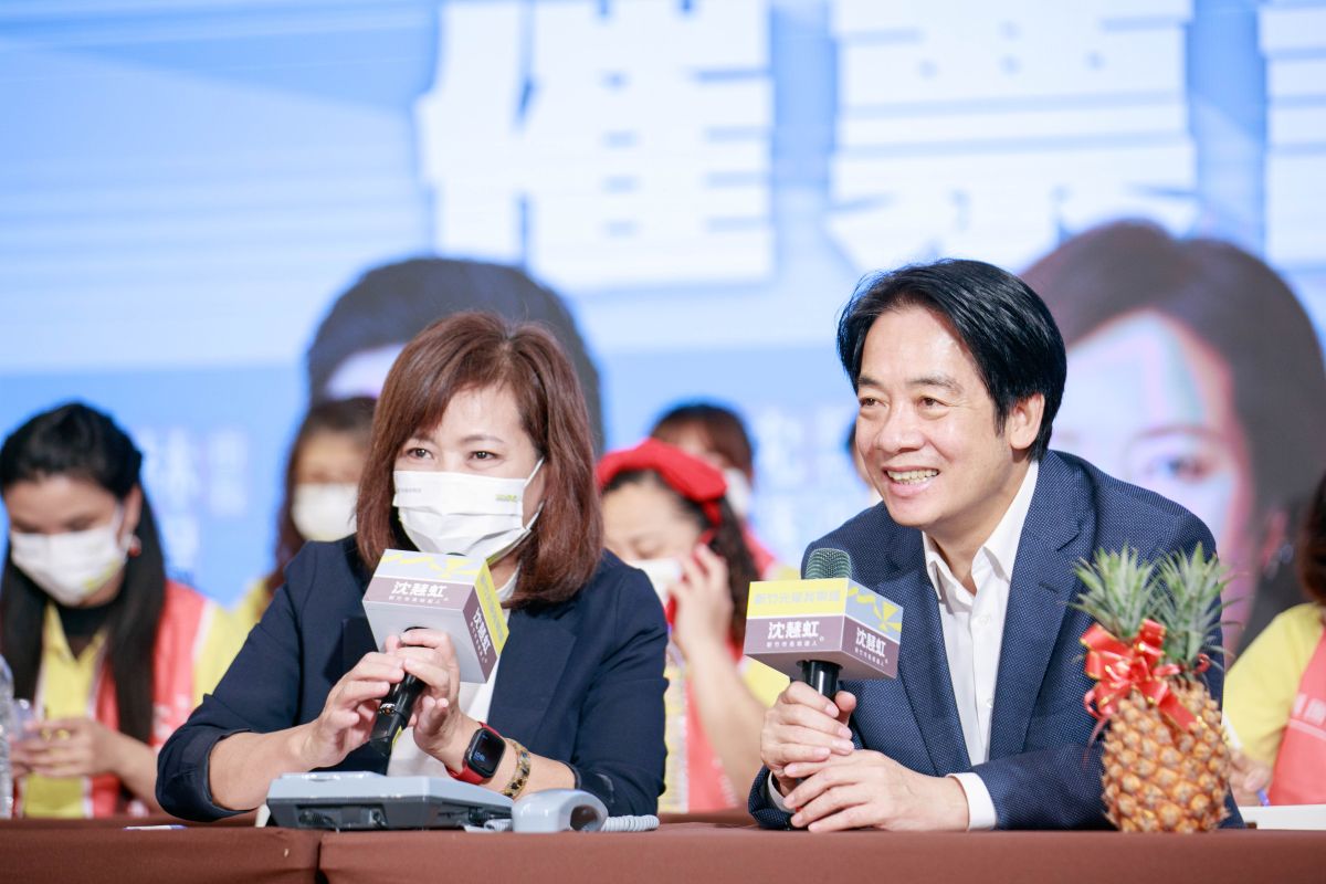 ▲賴清德今日赴新竹替沈慧虹站台，現場也親自打電話給新竹市民催票，期盼延續新竹光榮。（圖／沈慧虹辦公室提供）