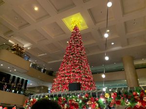 ▲晶華酒店館內一樓中庭聖誕樹終於在24日感恩節時點亮了，總共3層樓高的紅色聖誕樹被樹上27,000顆LED燈泡、1,700個繽紛蝴蝶結、2,000顆閃爍金銀球等裝飾得金碧輝煌，還有聖誕市集可以玩到12月底。（圖／記者汪睿琦攝）