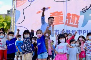鄭朝方 ▲竹北市長候選人鄭朝方在選戰期間聚焦親子議題,多次開心與竹北孩子互動。(圖/鄭朝方團隊提供)