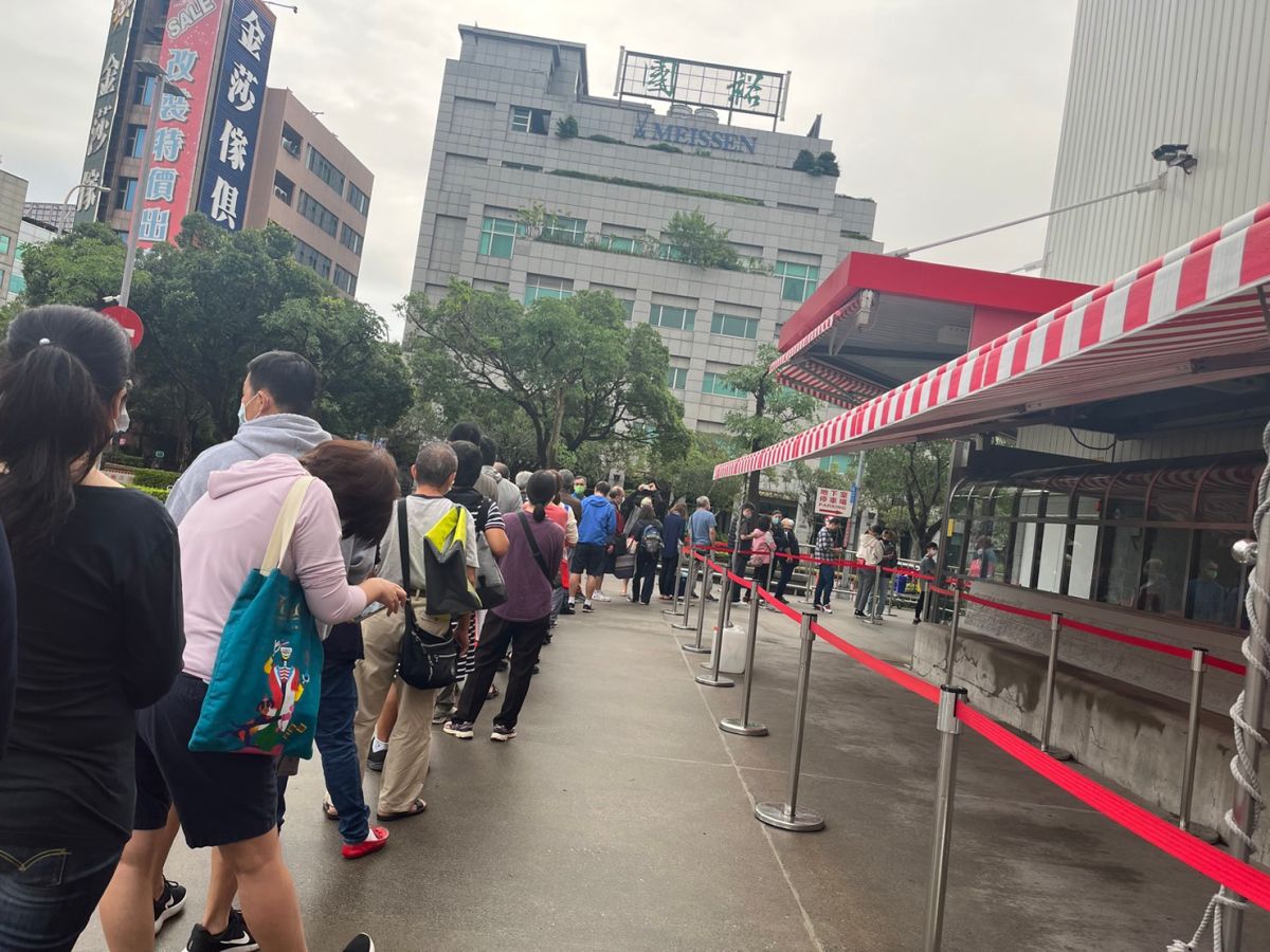 ▲好市多黑五購物節吸引許多民眾到現場排隊。（圖／記者鍾怡婷攝）