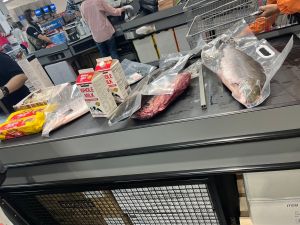 有不少顧客為搶單日限定特價,「空運新鮮大西洋鮭魚」、「美國頂級嫩肩里肌真空包」。(圖/記者鍾怡婷攝) ▲有不少顧客為搶單日限定特價,「空運新鮮大西洋鮭魚」、「美國頂級嫩肩里肌真空包」。(圖/記者鍾怡婷攝)