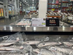 好市多黑五單日限定特價品「空運新鮮大西洋鮭魚」。(圖/記者鍾怡婷攝) ▲好市多黑五單日限定特價品「空運新鮮大西洋鮭魚」。(圖/記者鍾怡婷攝)