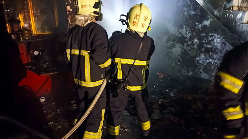 ▲花蓮壽豐鄉一間3層樓的透天，在今（25）日晨2時許發生火警，導致屋主太太、大兒子吸入性嗆傷住院中。（圖／翻攝畫面）