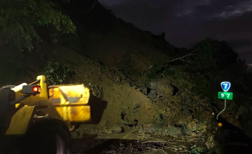 ▲北橫公路省道台7線97K（宜蘭縣大同鄉松羅路段），今（25）日凌晨4點多發生上邊坡坍方，導致雙向道路中斷。（圖／公路總局提供）