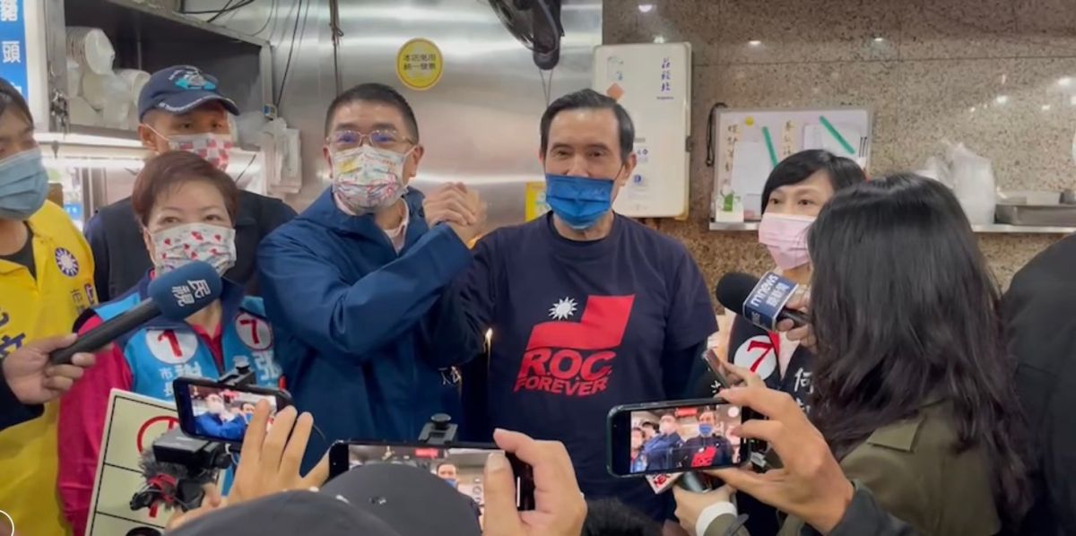 ▲馬英九今一大早奔赴基隆拉抬選情，最後關頭謝國樑盼獲加持，緊握馬英九的手並喊話「勝利在握」。（圖／謝國樑辦公室提供）