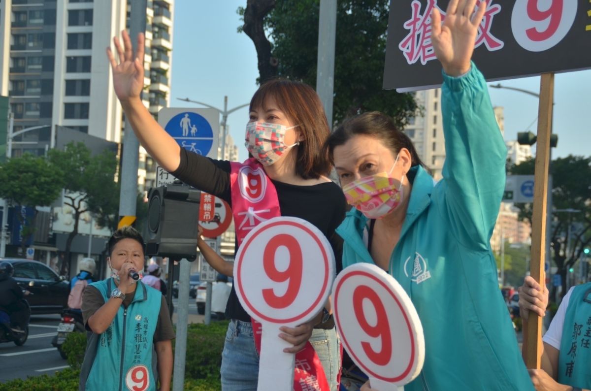 ▲為拚議會過半，高雄市長陳其邁全家總動員，今天一大早先由牽手吳虹醫師陪同左楠區議員李雅慧站路口。(圖／記者郭凱杰翻攝)