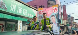 ▲陳其邁兒陳政通也現身鳳山代替陳其邁幫張漢忠站台,張漢忠服務處也擠滿了想與高人氣的陳正通合照的人潮。成功達到替張漢忠宣傳的目的。(圖/記者郭凱杰翻攝) ▲陳其邁兒陳政通也現身鳳山代替陳其邁幫張漢忠站台,張漢忠服務處也擠滿了想與高人氣的陳正通合照的人潮。成功達到替張漢忠宣傳的目的。(圖/記者郭凱杰翻攝)