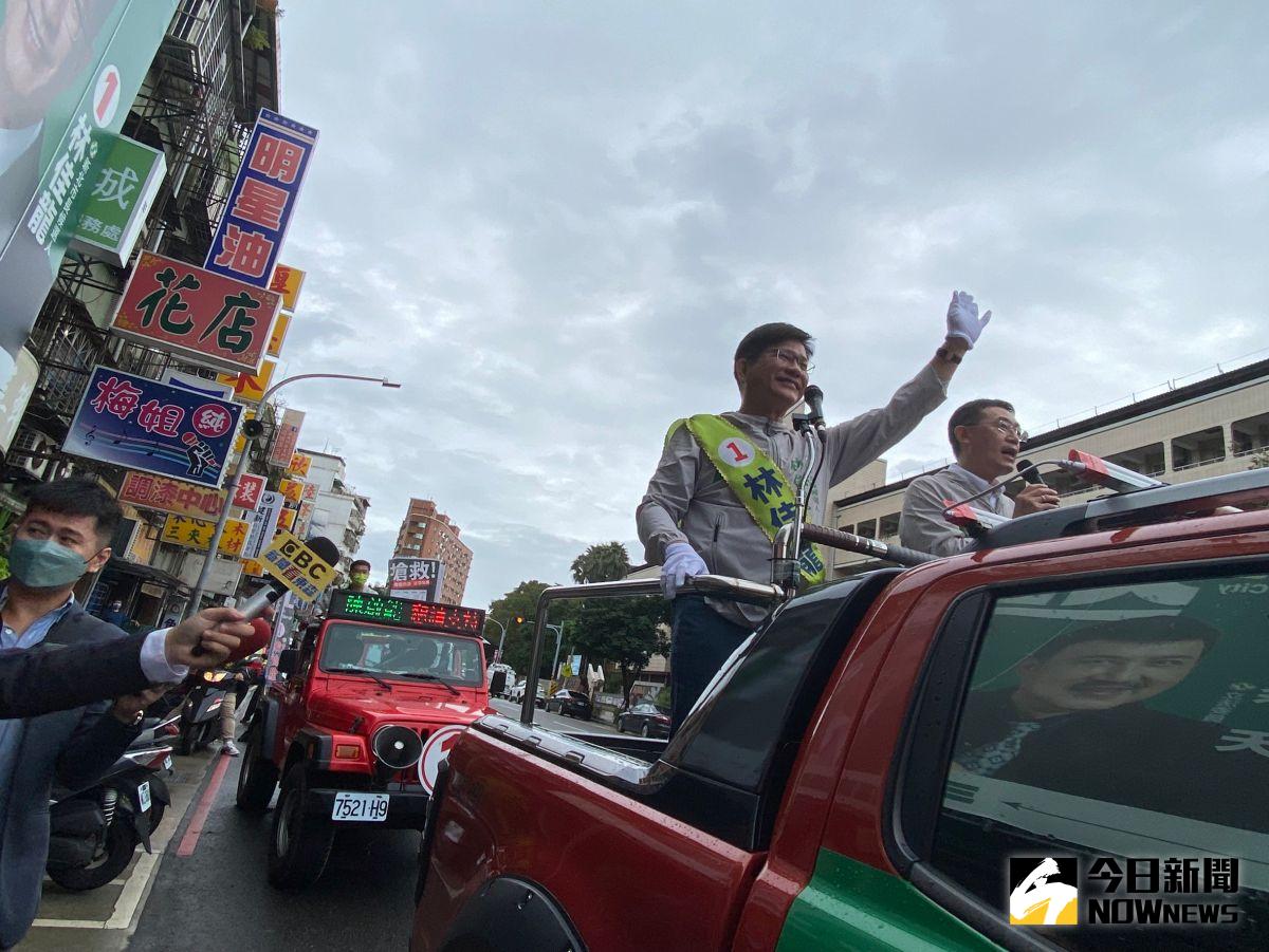 ▲林佳龍今日上午回防綠營票倉三重車掃拜票。（圖／記者陳威叡攝，2022.11.25）