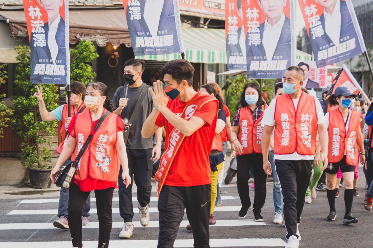 ▲明孝里長候選人林浤澤抓緊時間進行最後衝刺，號召近百人用嘉年華方式徒步掃街、拜票(圖／林浤澤提供2022.11.25)