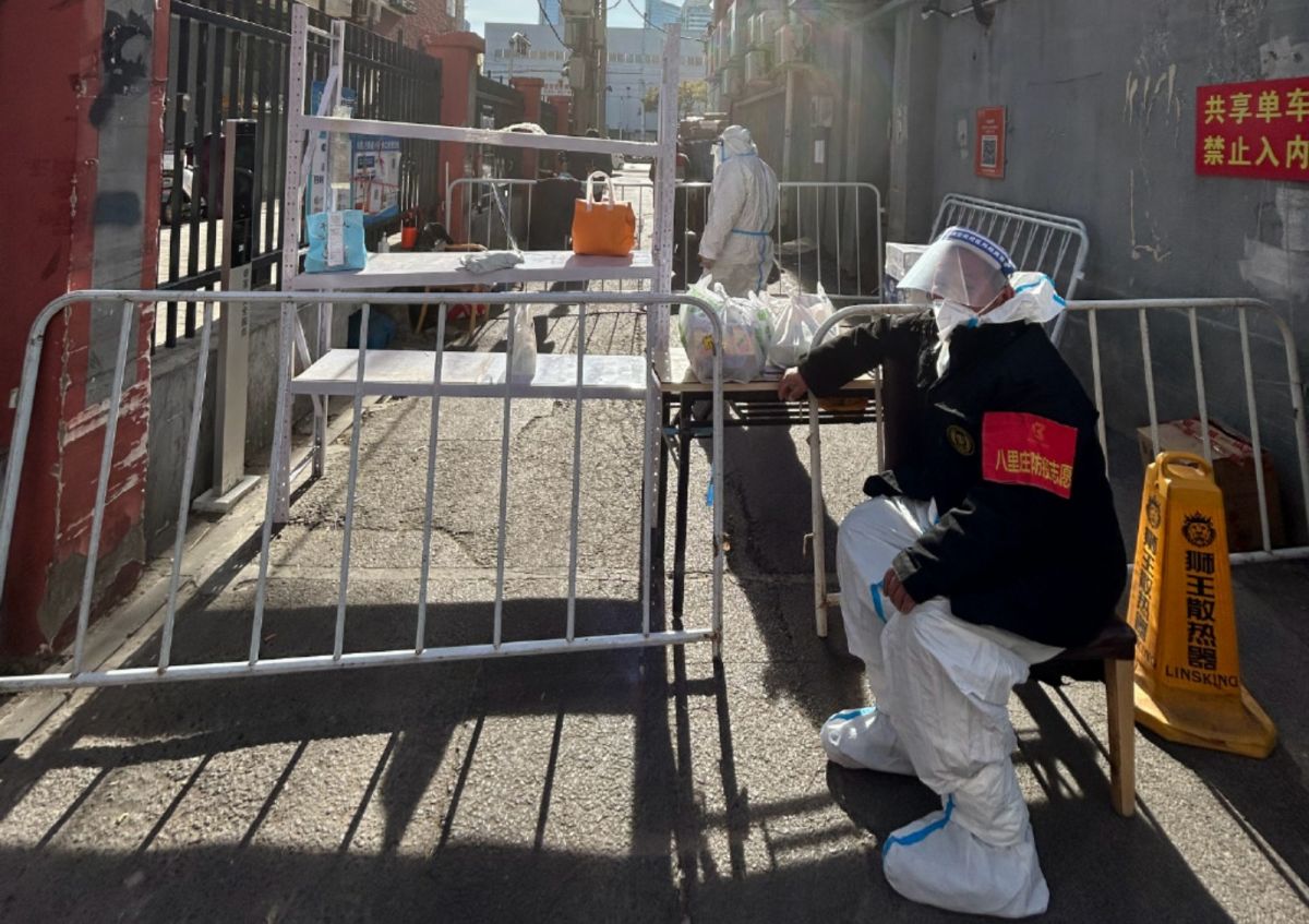 ▲北京疫情升高，24日已有社區開始架設鐵皮作為阻隔，瀕臨封控。（圖／翻攝自微博）