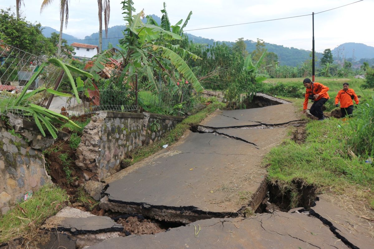 ▲印尼西爪哇省21日發生規模5.6淺層地震，震央位於首都雅加達（Jakarta）東南方約75公里的席安約鎮，震源深度10公里，已造成272人死亡，仍有39人下落不明。（圖／美聯社／達志影像）