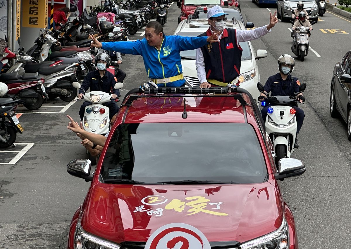 侯友宜選前最後一日車隊掃街，表示感謝市民支持，會用健康跟快樂，為城市帶來更好的未來。（圖 ／記者吳嘉億攝，2022.11.25）