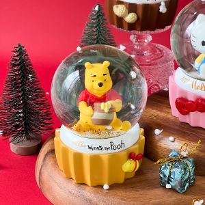 ▲小熊維尼杯子蛋糕水晶球，預購價199元，大尺寸直徑8公分，2022年聖誕限定款。（圖／7-11提供
